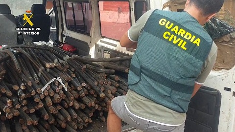 La Guardia Civil investiga a 18 personas miembros de una organización dedicada al robo de cableado telefónico.