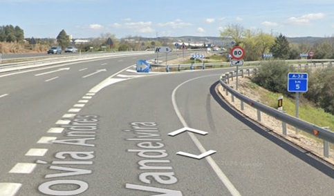 Una fallecida y un herido al colisionar un turismo, una grúa y un camión en Linares.