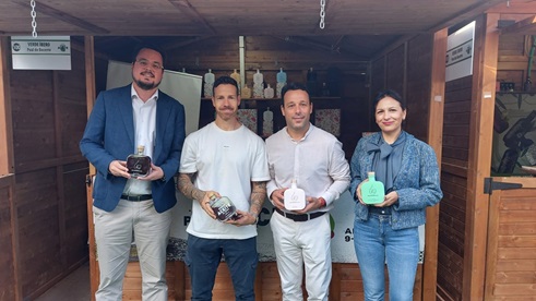 Los visitantes de la XI Fiesta del Primer Aceite de Jaén disfrutan de catas, actuaciones musicales y actividades infantiles.