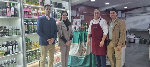 La delegada territorial de Empleo, Ana Mata, visita en Andújar comercios asociados al Centro Comercial Abierto.