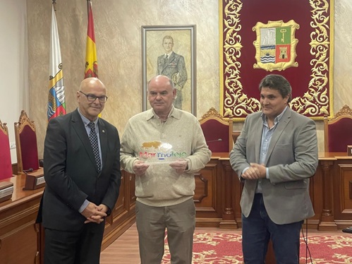 Manuel Fernández asiste al acto institucional organizado por el Ayuntamiento de Marmolejo para reconocer la labor de Juan Rivillas como servidor público ejemplar.