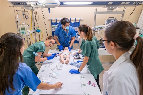 Profesionales de Pediatría se forman para una atención multidisciplinar ante situaciones críticas.