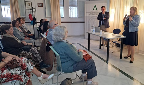 La Junta forma a las personas mayores sobre medidas legales ante timos y estafas por internet.