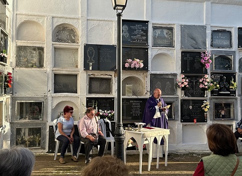 El Cementerio Municipal de Lopera acoge una Misa a los fieles difuntos.
