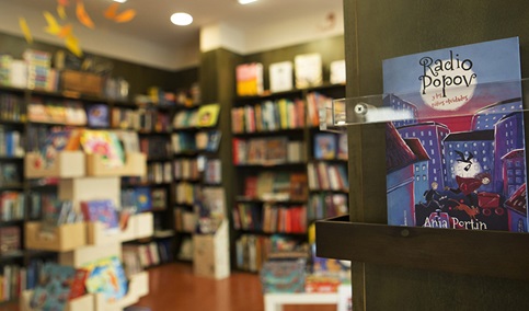 La Consejería de Cultura celebra el Día Internacional de las Librerías con ilustraciones y encuentros con autores.