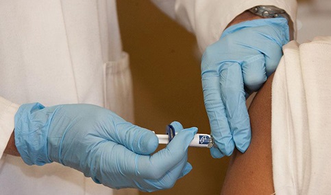 Más de un millón de andaluces se ha vacunado frente a la gripe desde el comienzo de la campaña.