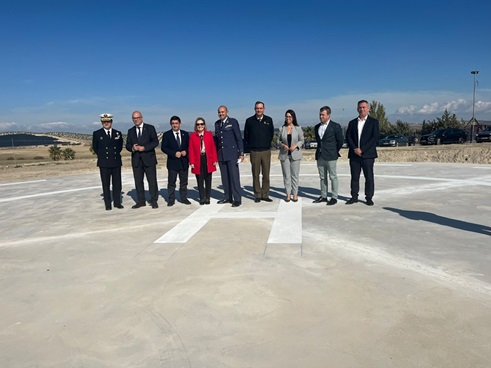 Reyes visita junto a la secretaria de Estado de Defensa la helisuperficie construida en los terrenos del CETEDEX.