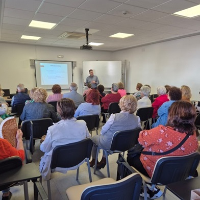 El Hospital Alto Guadalquivir ofrece una charla sobre nutrición dirigida a personas mayores.