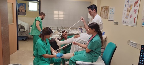 El servicio de Traumatología capacita a profesionales de Urgencias del Hospital Alto Guadalquivir en la colocación de yesos.