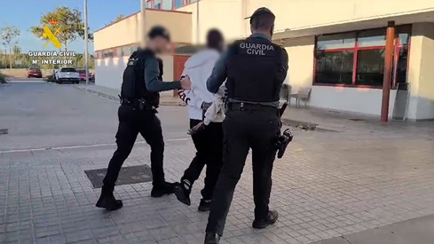 Detenido por tráfico de drogas un hombre que viajaba con 17 kilogramos de cocaína en su maleta.