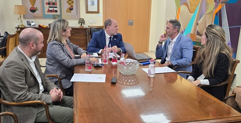 La Universidad de Jaén y CATEC abordan la creación de un centro avanzado conjunto para el desarrollo de tecnologías aeroespaciales.