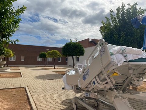 El Hospital Alto Guadalquivir inicia un programa de paseos al aire libre para pacientes ingresados en la UCI.