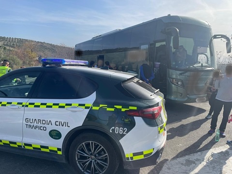 La Guardia Civil intercepta al conductor de un autobús con 37 pasajeros a bordo, que duplicaba la tasa de alcoholemia a conductores profesionales.