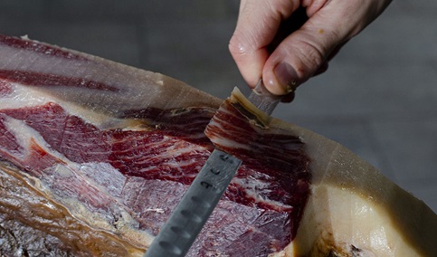 Bajo inspección jamones y cañas de lomo en Andalucía para evitar fraudes en los productos ibéricos.
