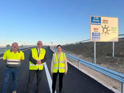 Fernández valora el trabajo del Gobierno con la A-32 tras la apertura del enlace con la autovía del Olivar en Baeza para mejorar la comunicación en la provincia.