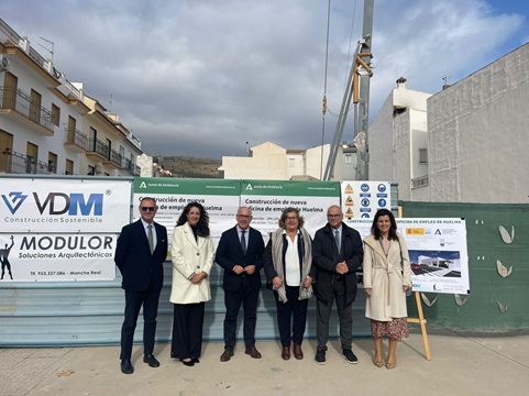 Fernández destaca la ayuda del Ministerio de Trabajo de 1,7 millones de euros para las nuevas oficinas de empleo en Huelma, Úbeda y Jaén.