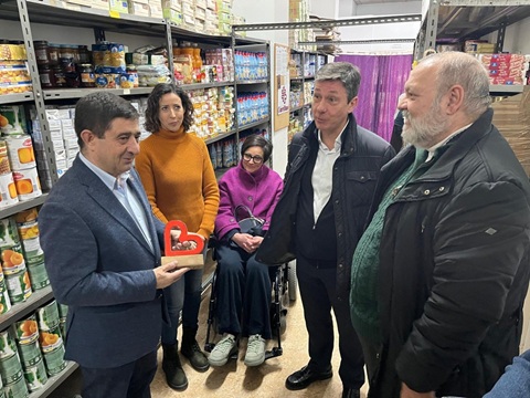 El presidente de la Diputación visita las instalaciones de la Despensa de Cáritas Diocesana de Jaén.