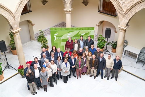 Reyes agradece a los empleados jubilados de la Diputación su trabajo por contribuir a “hacer una provincia mejor”.