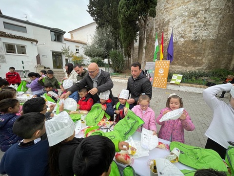 Cerca de 130 escolares del colegio Santa Capilla de San Andrés de Jaén conocen las bondades del AOVE.