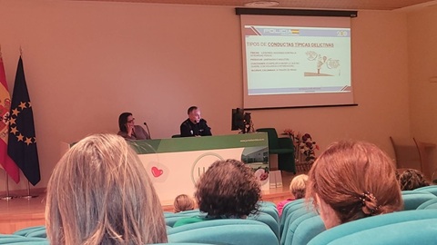 El Hospital Alto Guadalquivir informa al personal del centro sobre la prevención y actuación de agresiones junto a Policía Nacional.