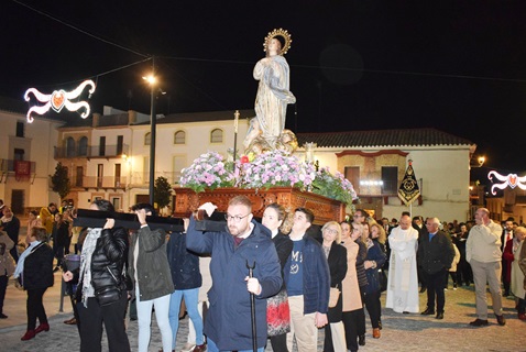 La Inmaculada Concepción procesiona por las calles de Lopera.