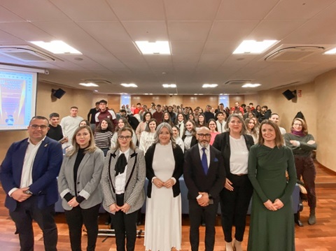 Elena González destaca los avances científicos en el diagnóstico del cáncer infantil.