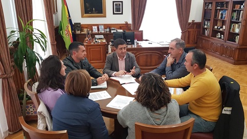 El presidente de la Diputación se reúne con la plataforma Campillo-Vados libres de granjas intensivas.