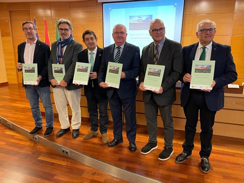 Reyes destaca el interés del informe de coyuntura del sector oleícola para saber por dónde debe caminar en el futuro.