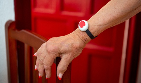 El Servicio Andaluz de Teleasistencia refuerza la atención a personas mayores que viven solas durante la Navidad.