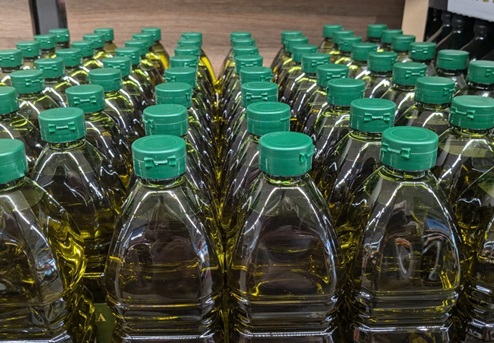 Más dinero por menos producto: los supermercados venden sus aceites de oliva en formato de 750 ml. más caros que los de un litro.