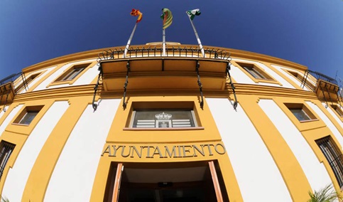 Andalucía denuncia que el Estado mantiene vacantes la mitad de las plazas de interventores, tesoreros y secretarios de ayuntamientos.