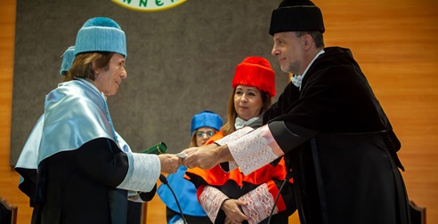 La UJA reconoce a ‘Raphael’ como Doctor Honoris Causa por sus “incontestables” méritos artísticos y su dimensión internacional.