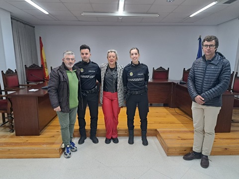 Dos nuevos agentes de Policía Local se incorporan al servicio en Lopera tras completar su formación.