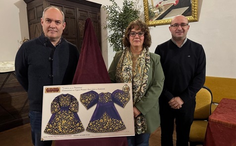 El Gran Poder de Andújar presenta el proyecto de la “Túnica de las Promesas” para el Señor, diseñada por Pedro Palenciano.