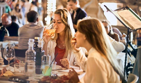 Consumo alerta de que el cobro de una cantidad adicional por reservar en un restaurante es ilegal.