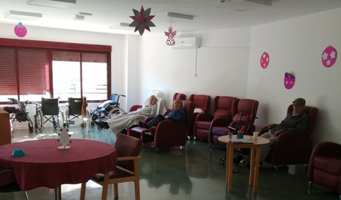 La Junta destina dos millones al equipamiento y mobiliario de 13 centros residenciales de mayores.