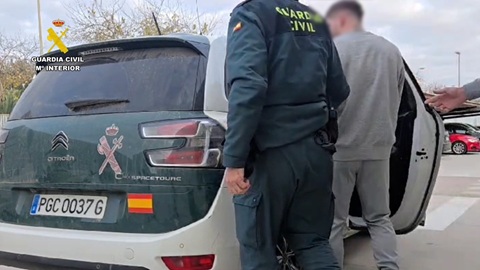 Detenidas ocho personas por retener a una persona durante cinco horas para desvalijarla.