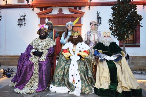 La Cabalgata de Reyes adelantada inunda de sonrisas e ilusión las calles de Lopera.
