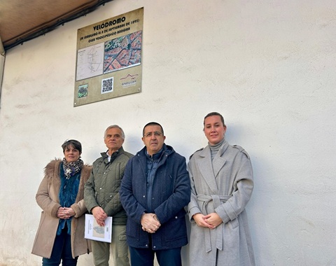 Andújar recupera su historia ciclista con un mural conmemorativo.