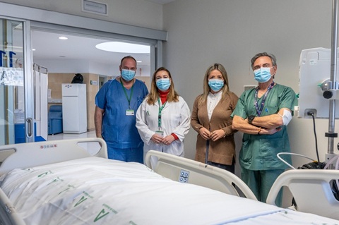 El Hospital Universitario de Jaén renueva 13 camas para la UCI de adultos.