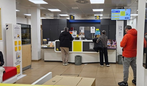 Correos ofrece en Andalucía el servicio de pago de tasas, tributos y recibos a través de 418 oficinas y más de 700 rurales.