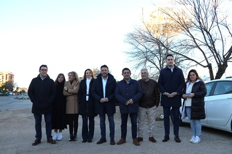 Reyes destaca que “la fabricación de automóviles vuelve a Linares de la mano del CETEDEX”.