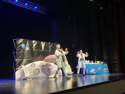 La VII Feria de las Ciencias organizada por el Ayuntamiento de Andújar acerca el conocimiento a los escolares.