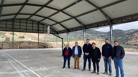 El presidente de la Diputación visita las obras que se ejecutan para cubrir una pista polideportiva en Pegalajar.