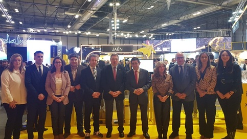 El ministro de Agricultura, Pesca y Alimentación visita el estand de la provincia de Jaén en Fitur 2025.