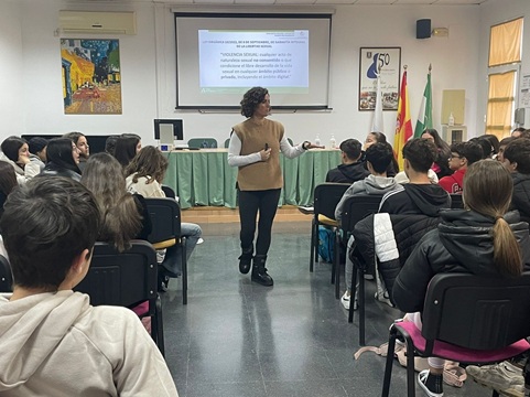 El Hospital Alto Guadalquivir conciencia a más de 300 alumnos sobre las consecuencias de la violencia de género.