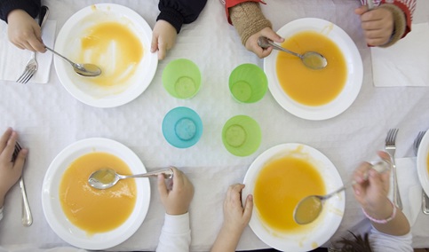 Los comedores escolares servirán este curso más de 5,6 millones de kilos de productos ecológicos.