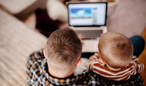 Andalucía, pionera en la creación de una herramienta que evalúa el conocimiento digital de las familias.