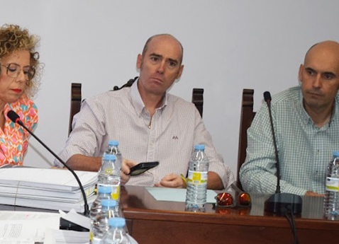 El PP de Lopera exige la creación de una comisión de investigación que aclare desde cuándo conocían las alcaldesas socialistas los proyectos de plantas solares en terreno ocupado por olivar.