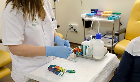 La ratio de enfermeras en Andalucía se eleva hasta 5,51 con 8.000 profesionales más desde 2018.